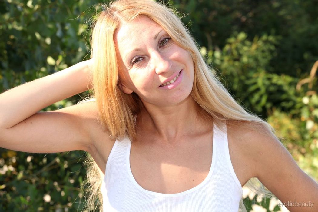 Terrina ligt met haar benen wijd in het zand