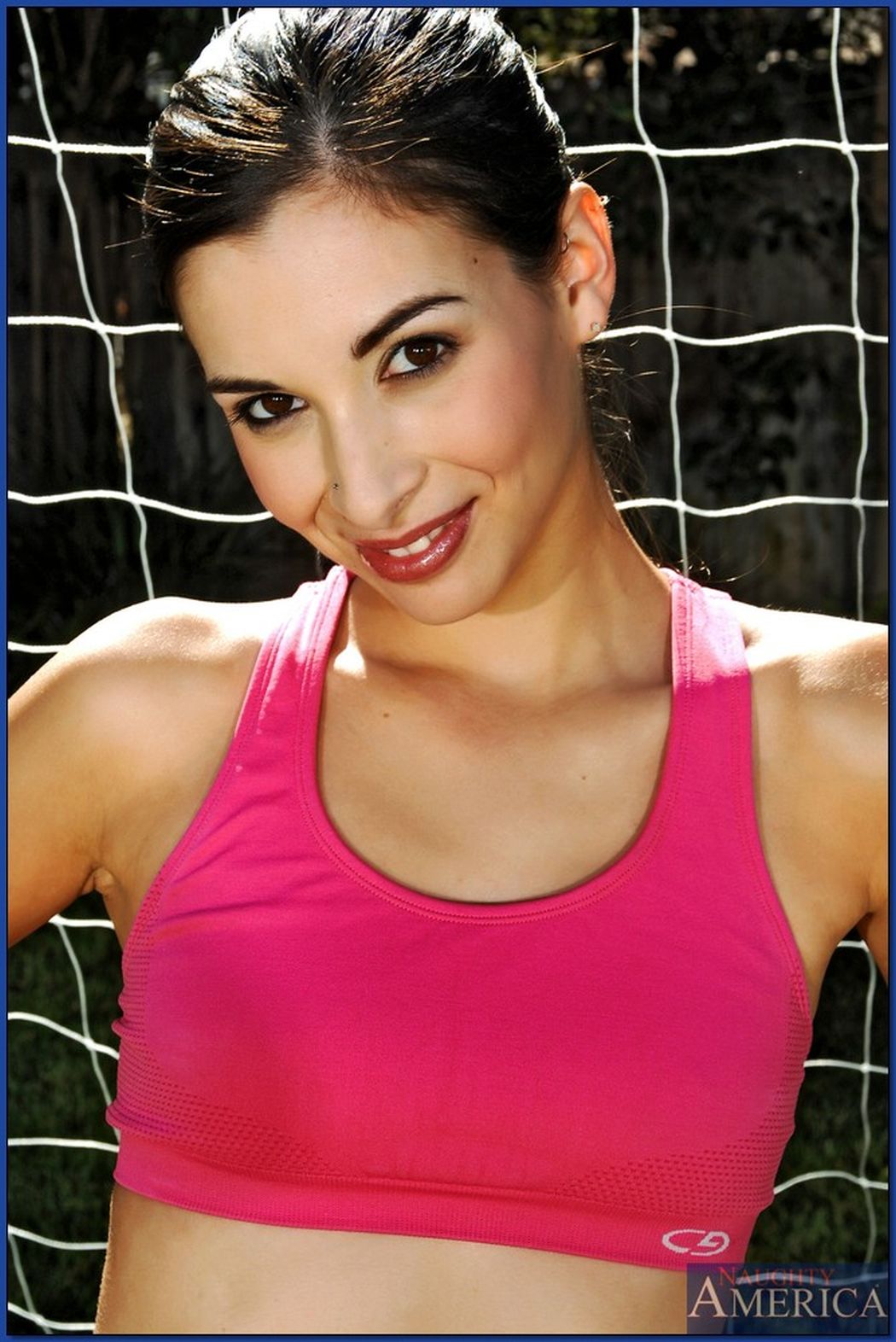 Drie voetbal babes gaan naakt op het voetbalveld 03