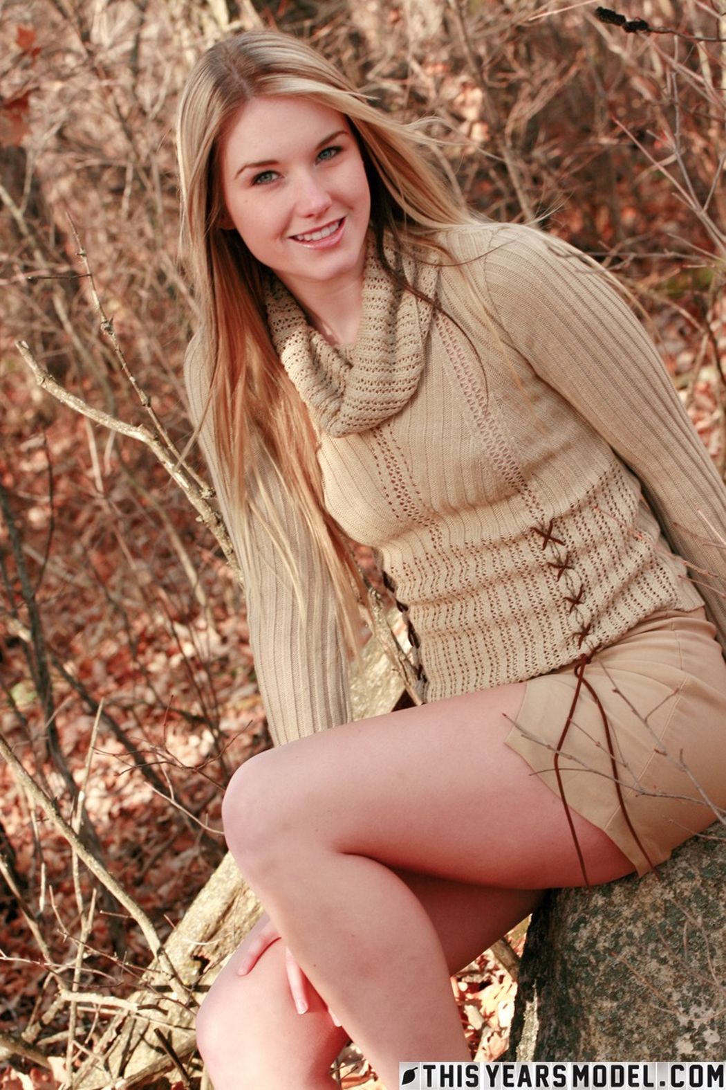 Jewel trekt haar sweater omhoog in het bos 02
