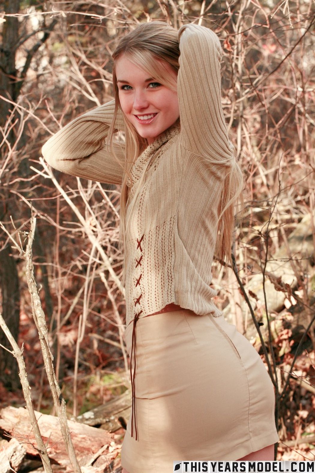 Jewel trekt haar sweater omhoog in het bos 05