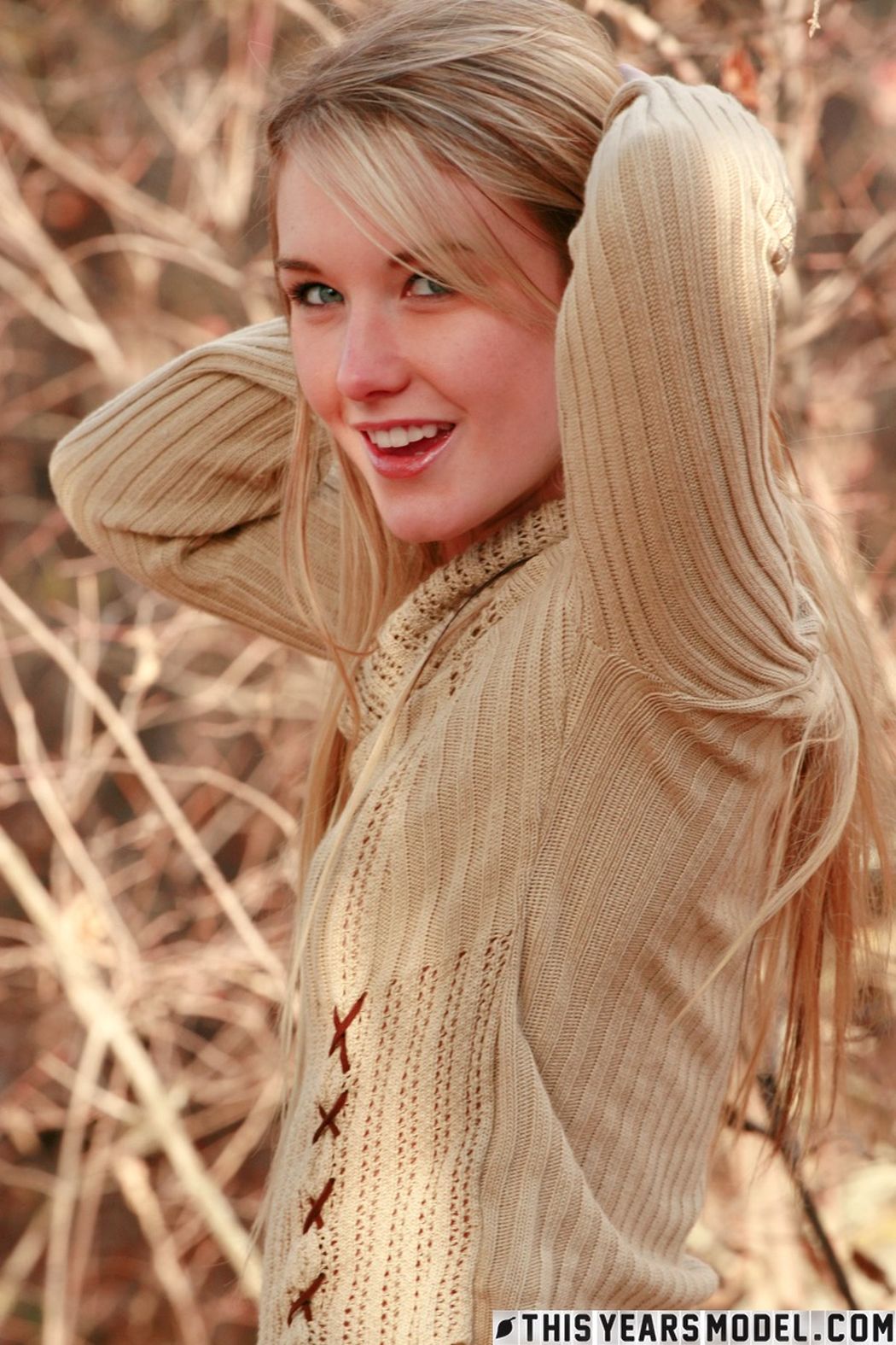 Jewel trekt haar sweater omhoog in het bos 06