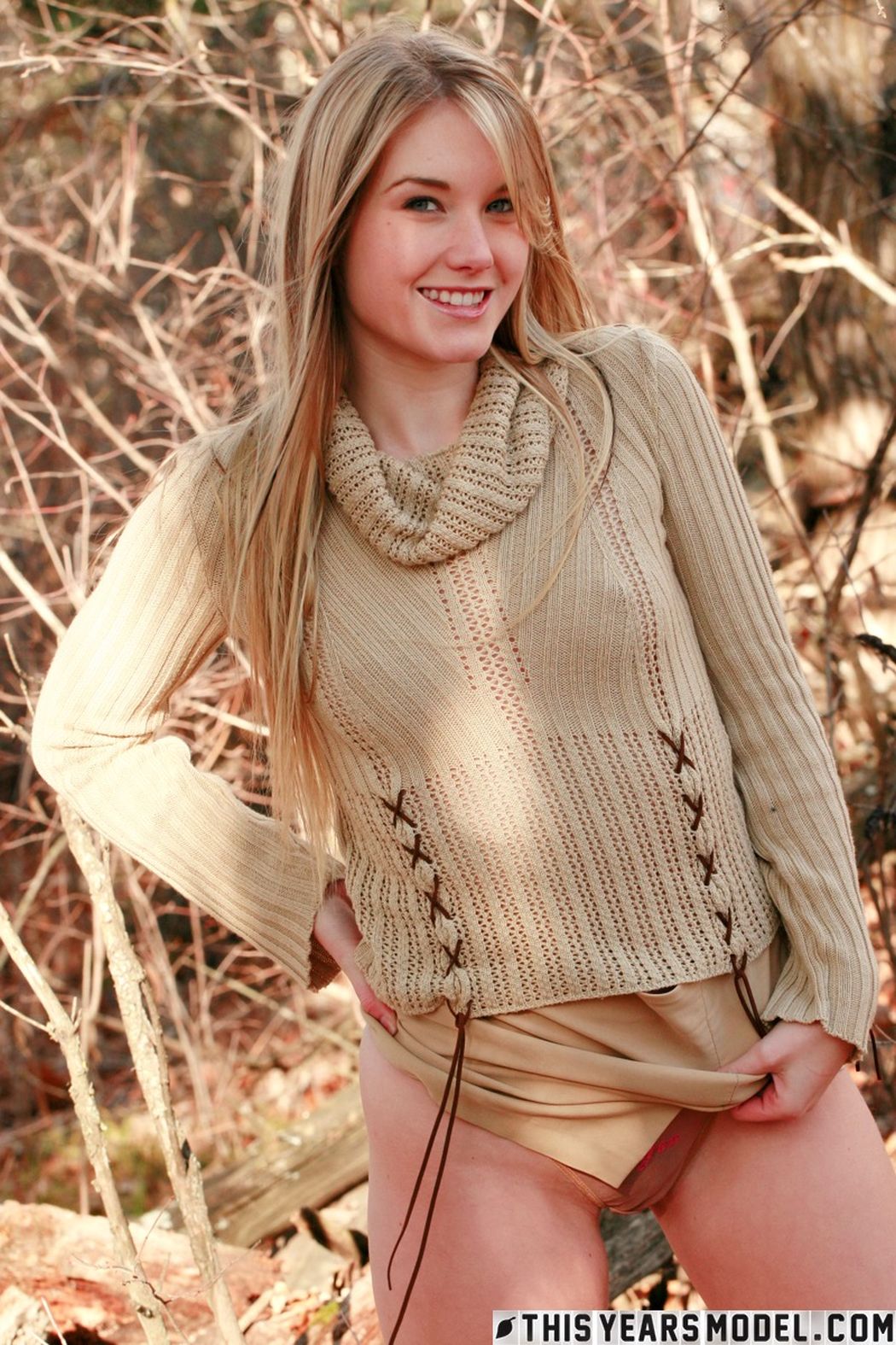 Jewel trekt haar sweater omhoog in het bos 10