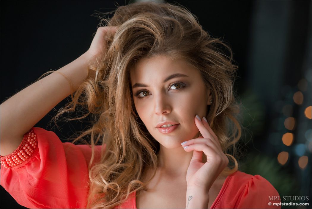 Kaitlin, knap en donkerblond gaat helemaal naakt