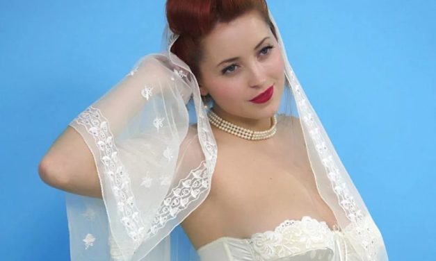 Naakte vrouwen, van een topless bruid tot een sweater die omhoog getrokken wordt