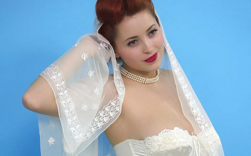 Naakte vrouwen, van een topless bruid tot een sweater die omhoog getrokken wordt