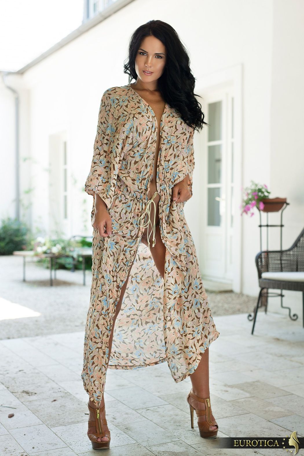 Cathy donkerharige schoonheid gaat buiten naakt 03