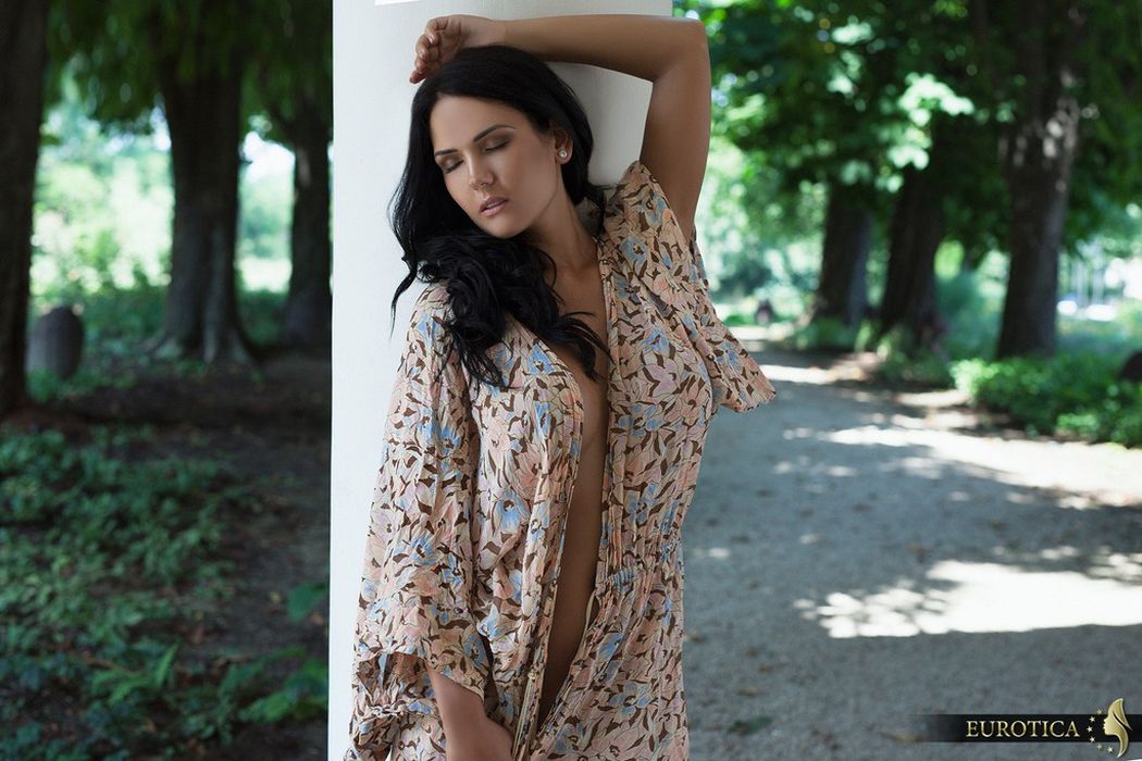 Cathy donkerharige schoonheid gaat buiten naakt 05