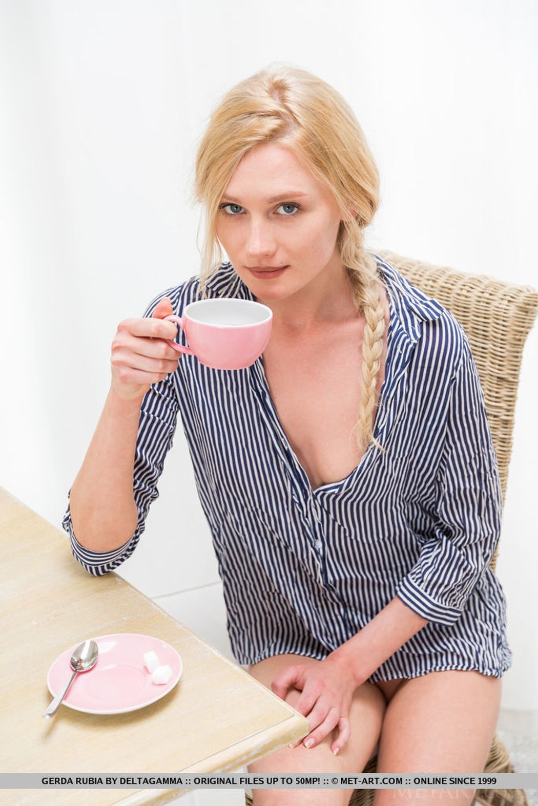 Gerda Rubia drinkt graag naakt haar thee