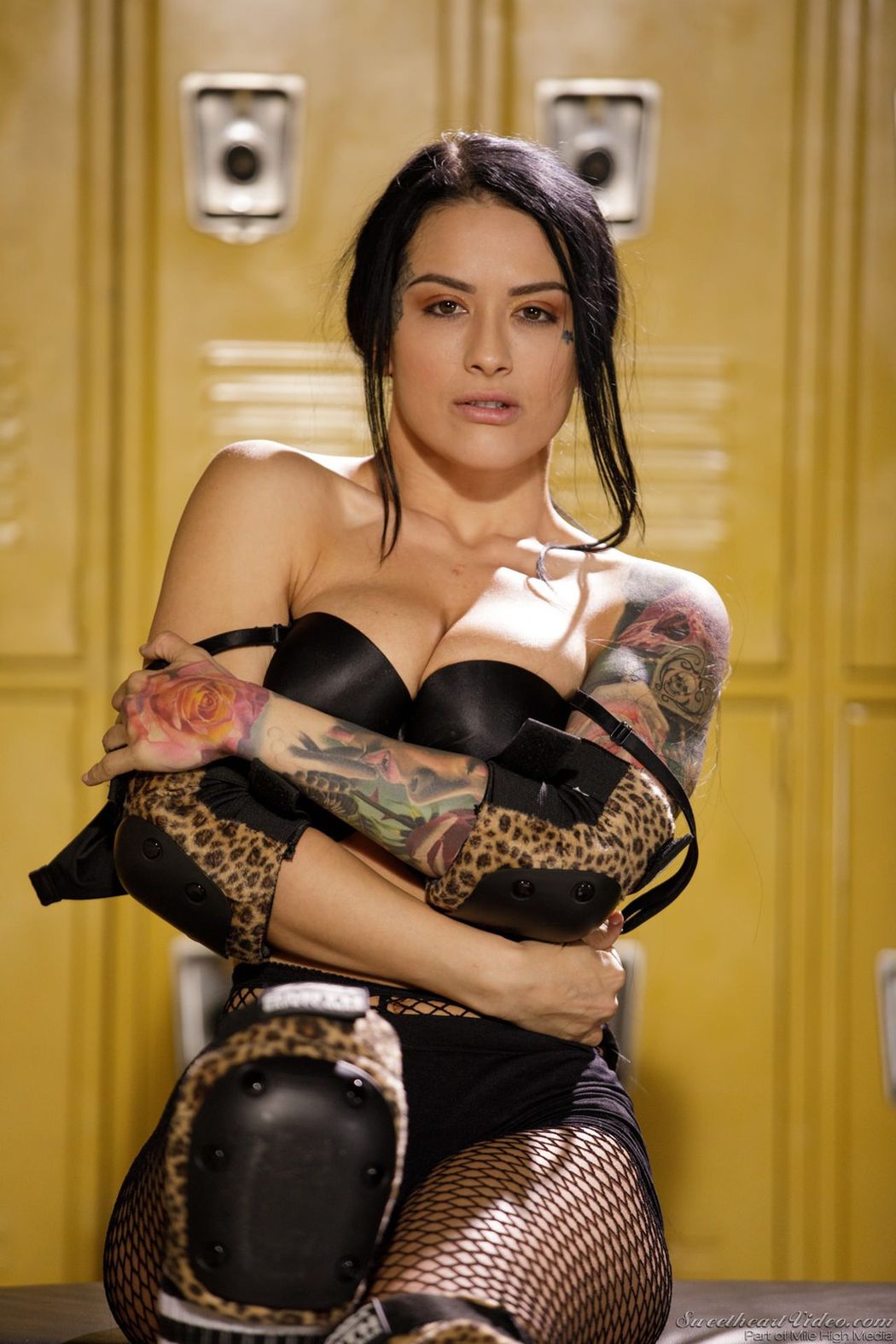 Katrina Jade gaat naakt in de kleedkamer van de sportschool 01