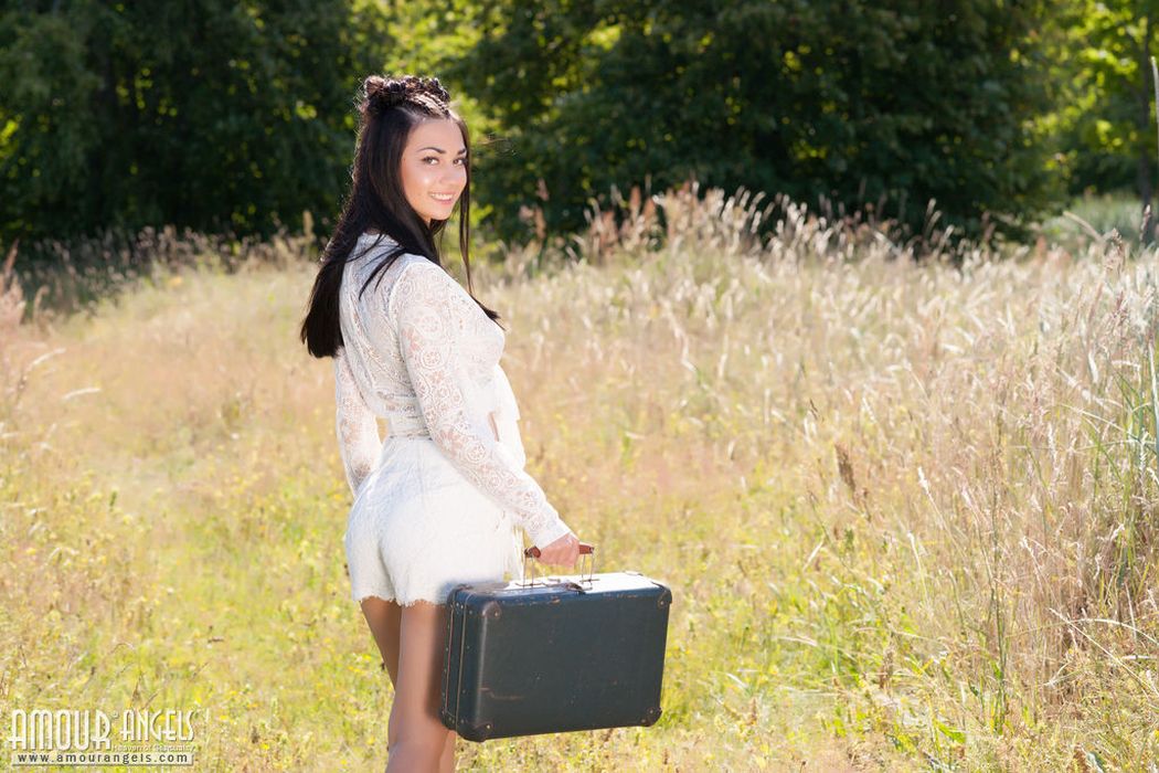 Knappe tiener doet een naakte picknick