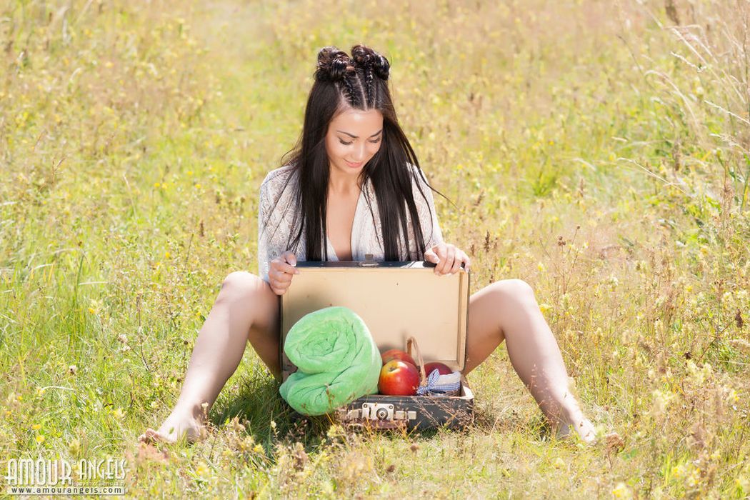 knappe tiener brunette gaat naakt picknicken 003