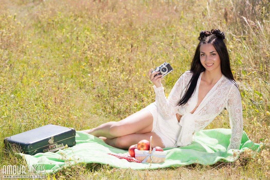 knappe tiener brunette gaat naakt picknicken 004