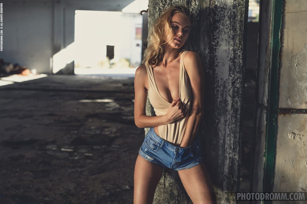 Nancy gaat helemaal naakt in een verlaten fabriek