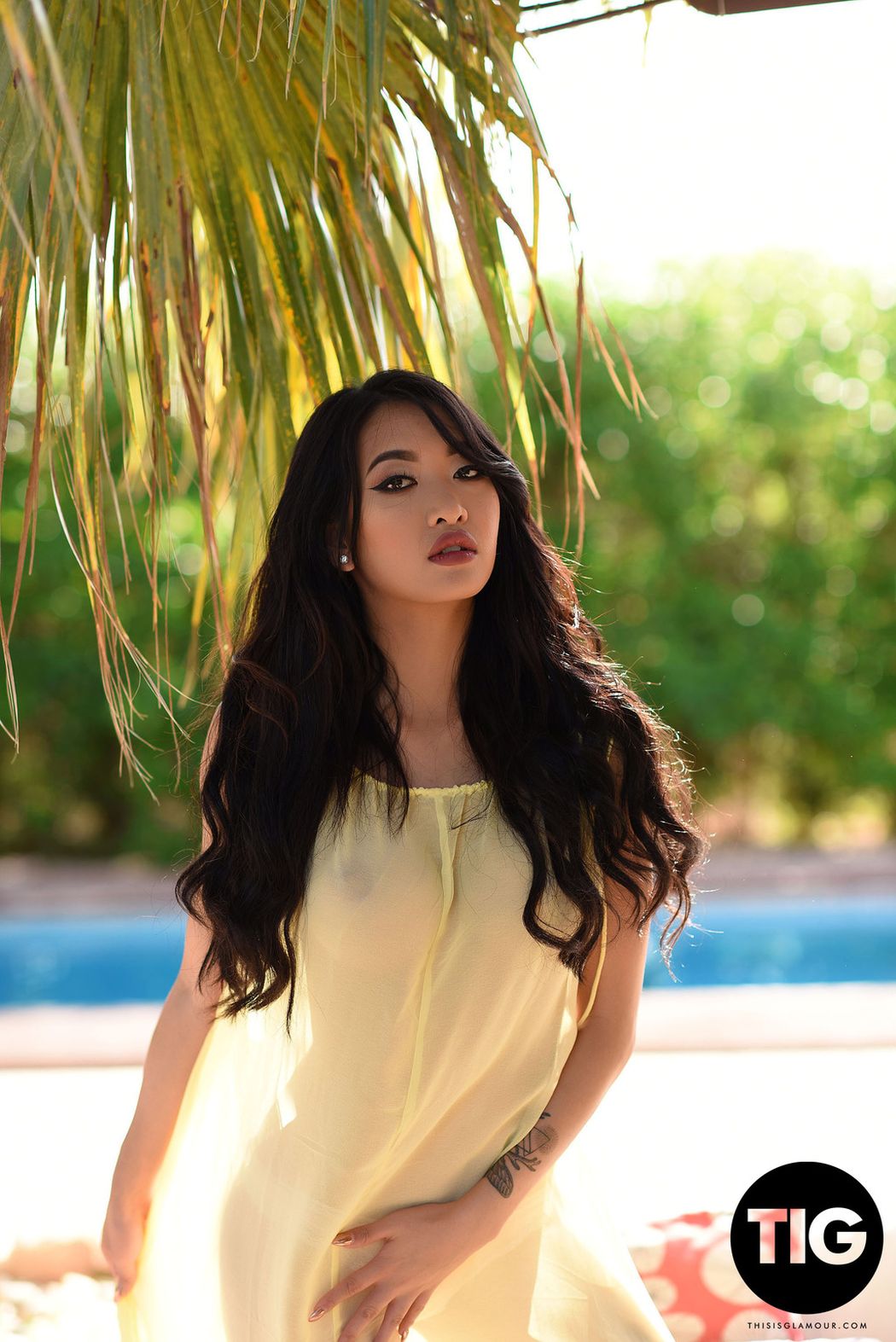 Naakte Vrouwen, van een strand prinses tot latex in een badkuip 4 Reina Aziatische schoonheid naakt bij het zwembad 02