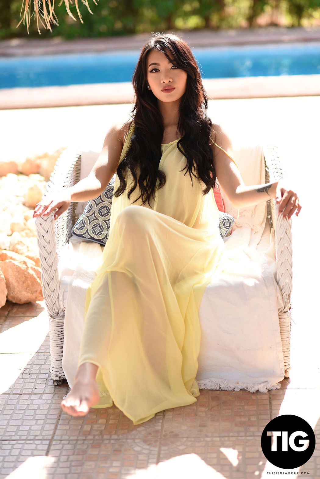 Naakte Vrouwen, van een strand prinses tot latex in een badkuip 6 Reina Aziatische schoonheid naakt bij het zwembad 04