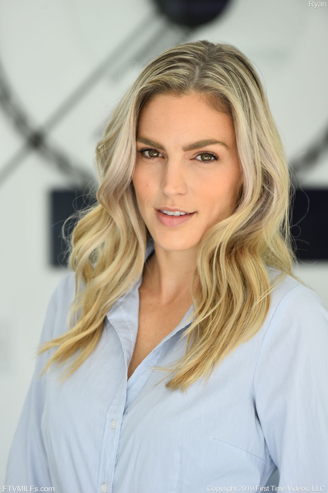 Ryan Ryans, knappe blonde milf trekt haar strakke spijkerbroek uit