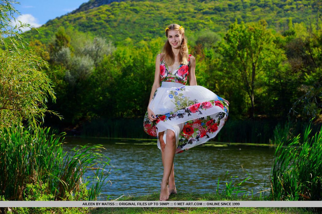 Aileen, een bloemenvrouw, gaat naakt in de natuur