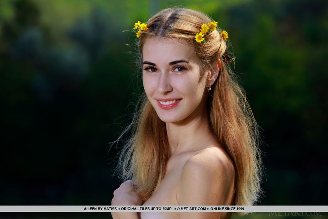 Naakte Vrouwen, van een milf in een zomerjurkje tot masturberen in de tropen 4 Aileen een bloemenvrouw gaat naakt in de natuur over04