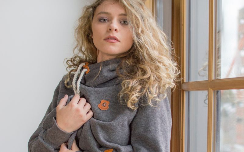 Alice Antoinette trekt haar hoody uit en geilt de overbuurman op