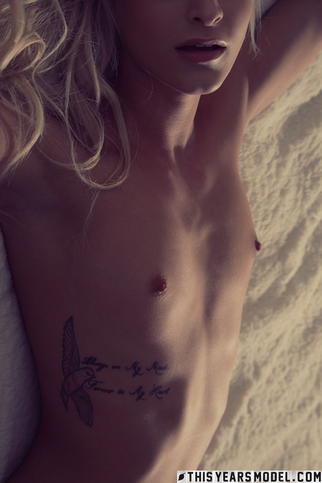 Emma Hix blote blondine op bed 13