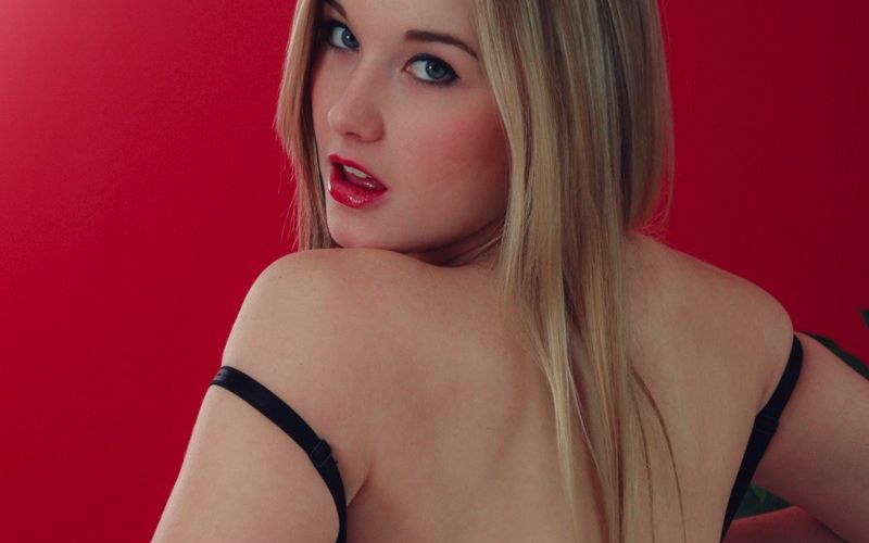 Jewel, blond en lekker, heeft haar nieuwe lingerie aangetrokken