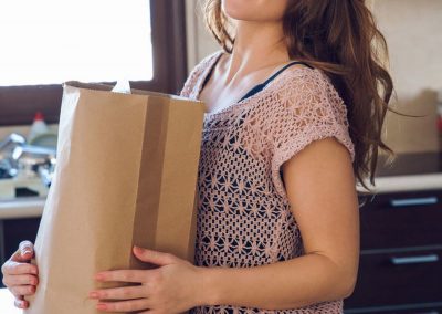 Sybil A knappe jonge vrouw gaat naakt in de keuken 01