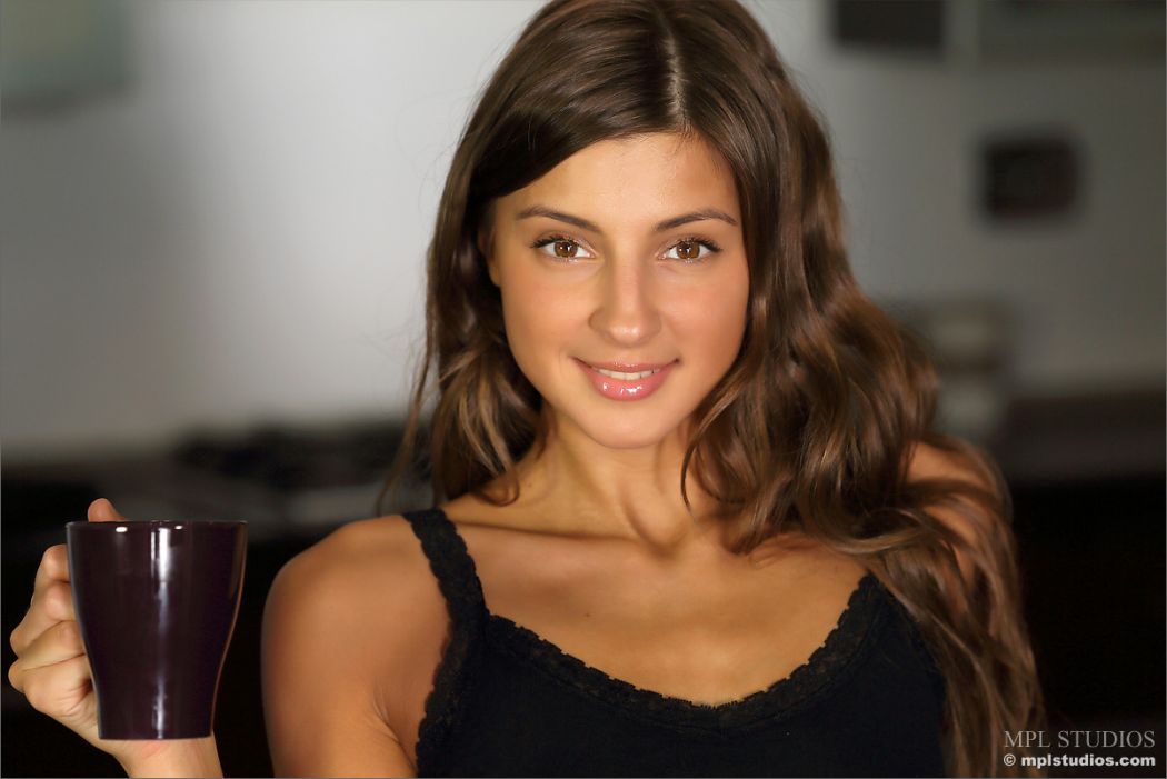 Tara gaat naakt in de keuken