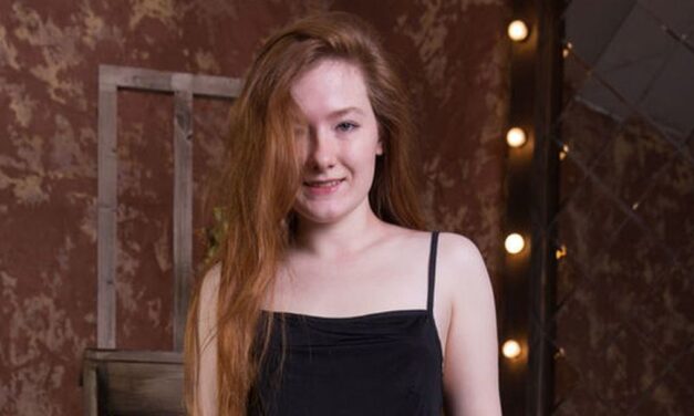 Naakte Vrouwen, van een keukentrapje tot een blote blondine op bed