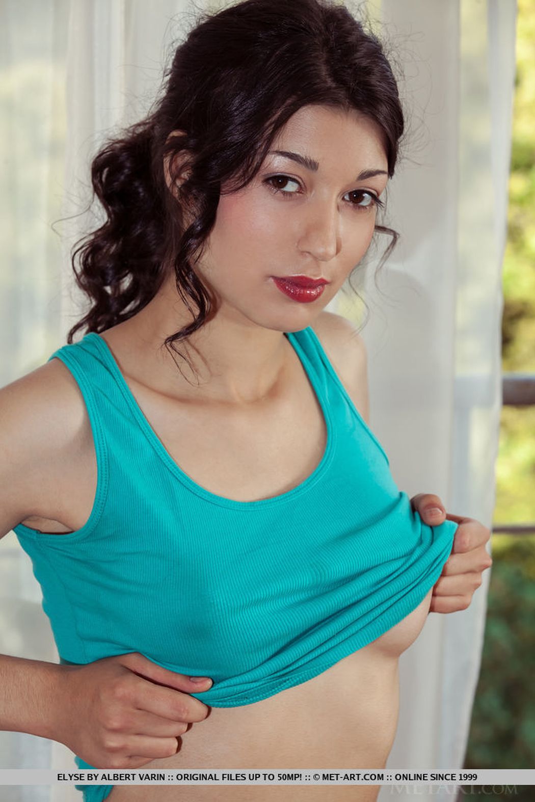 Elyse doet haar ochtend workout helemaal naakt 04