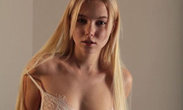 Naakte vrouwen, van erotisch bloot tot de benen wijd in het zwembad