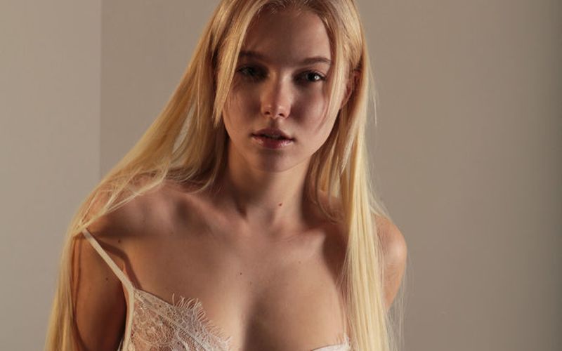 Naakte vrouwen, van erotisch bloot tot de benen wijd in het zwembad