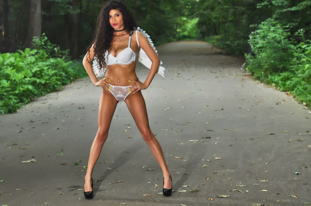 Iris Blue gele nagellak een engel op een bosweg 000001