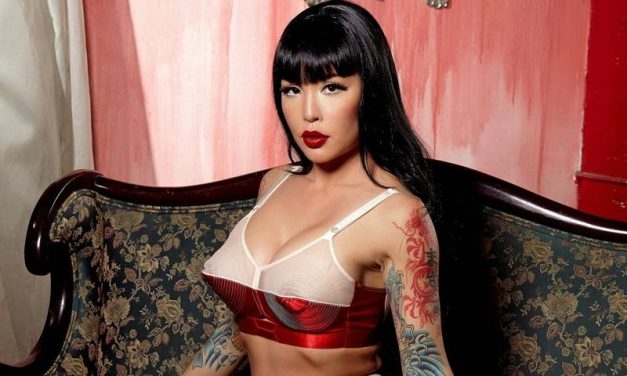 Masuimi Max, Aziatische babe, doet een lingerie striptease