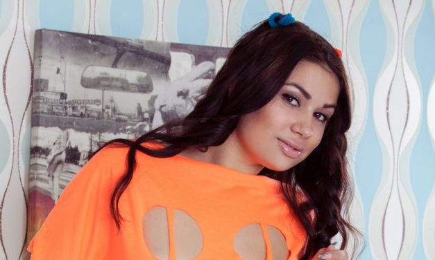 Zola, knappe jonge vrouw, naakt op de bank