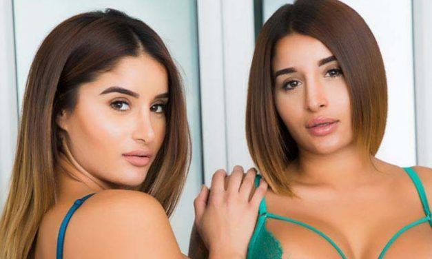 Tweeling in lingerie in de keuken, ze doen een striptease