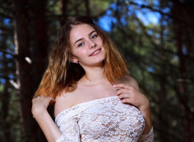 Grote borsten bloot in het bos, Dakota Pink gaat met haar benen wijd