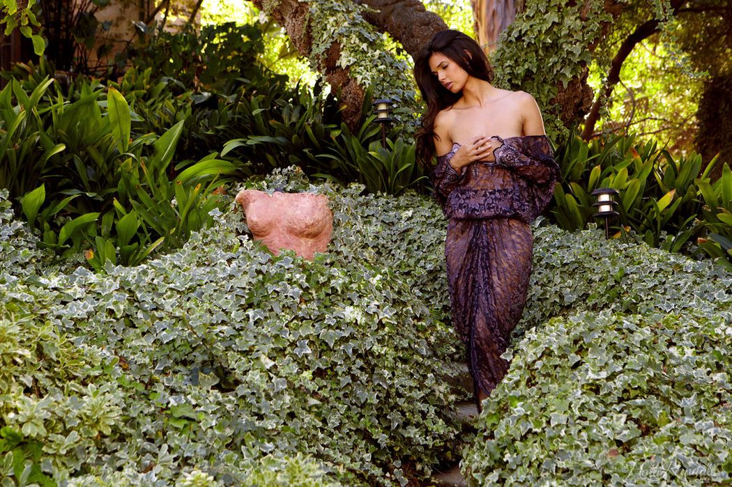 Karmen D knappe brunette naakt in het park 06