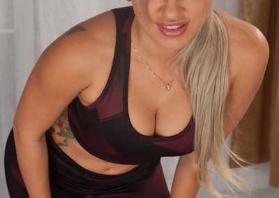 Knappe blonde vrouw met grote borsten Savanah Styles 01