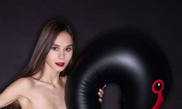 Naakt op een opblaaszwaan, Leona Mia vindt het niet raar