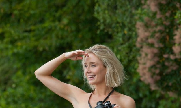 Knappe nudiste heeft als hobby naakt vogelspotten