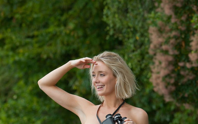 Knappe nudiste heeft als hobby naakt vogelspotten