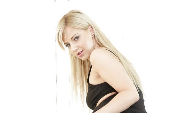 Nathaly Cherie, prachtige lingerie, heeft erotische sex op de bank