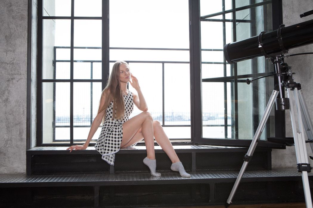 Nimfa B houdt ervan om haar benen wijd te doen