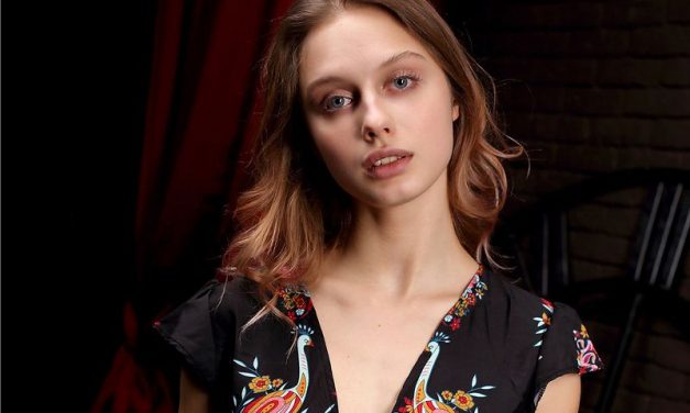 Een erotische fotoshoot met de mooie Clarice in de hoofdrol