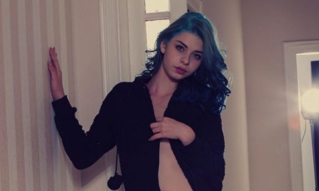 Tiener met blauw haar en een lekker kontje, Ivy Blue