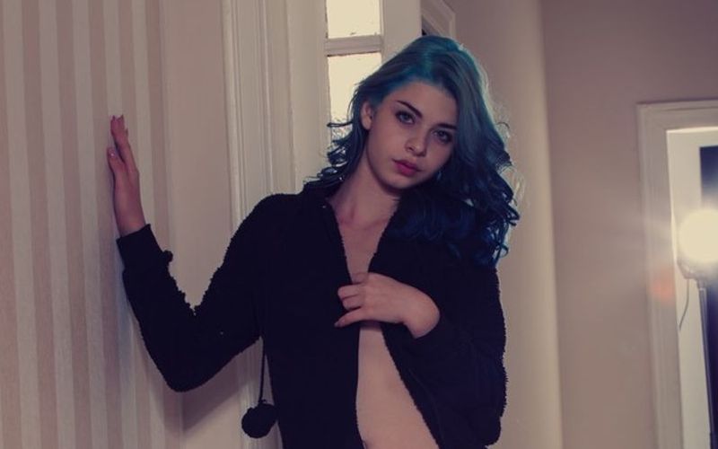 Tiener met blauw haar en een lekker kontje, Ivy Blue