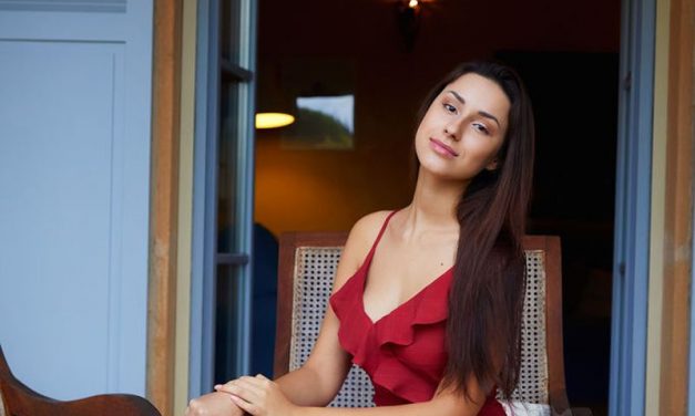 Lekkere brunette is aan het masturberen in een stoel