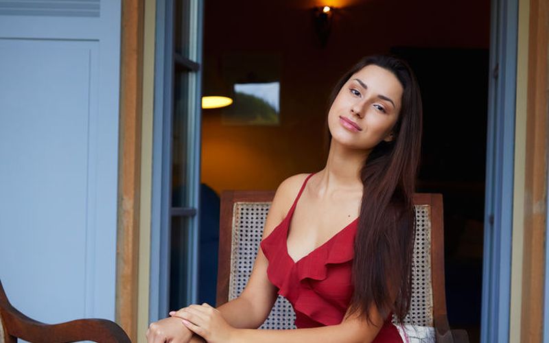 Lekkere brunette is aan het masturberen in een stoel