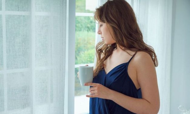 Naakte Vrouwen, van eerst koffie tot lingerie in de nacht