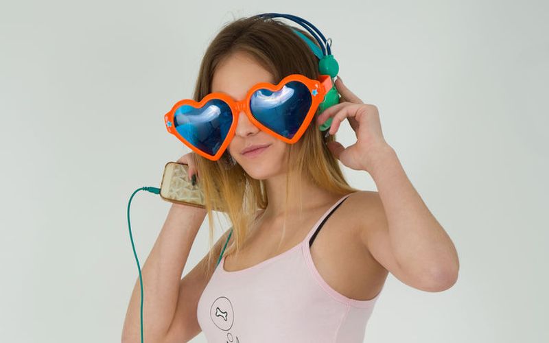 Lekkere blonde tiener is alleen een feestje aan het vieren